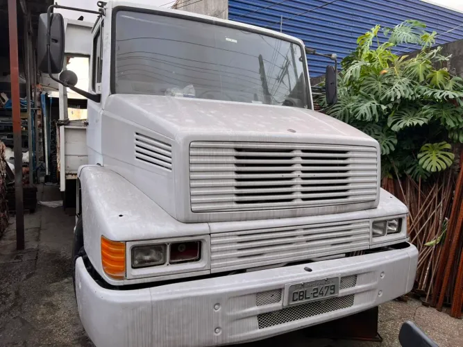 Caminhão Mercedes 