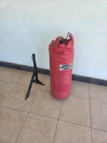 Saco de pancada com suporte