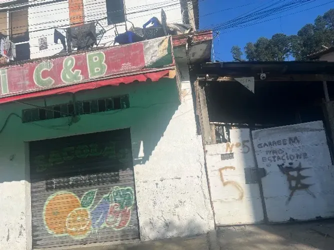 Vendo terreno com 7 casas e 1 salão comercial 