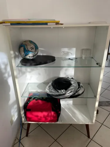 Cristaleira sem portas