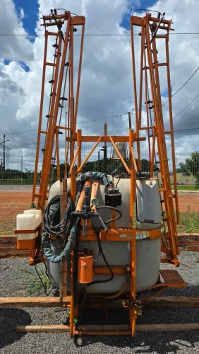 Pulverizador Jacto 800 litros barras hidráulicas