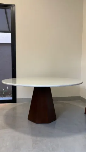 Mesa de madeira de 6 cadeiras com tampo de vidro