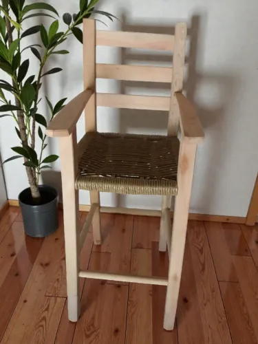 Cadeirote infantil para restaurante, em madeira maciça eucalipto.