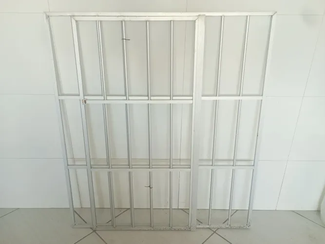 Grade para janela de alumínio: 1 fixa 0,98m x 1,09m, 1 de abrir 0,58m x 1,08mm
