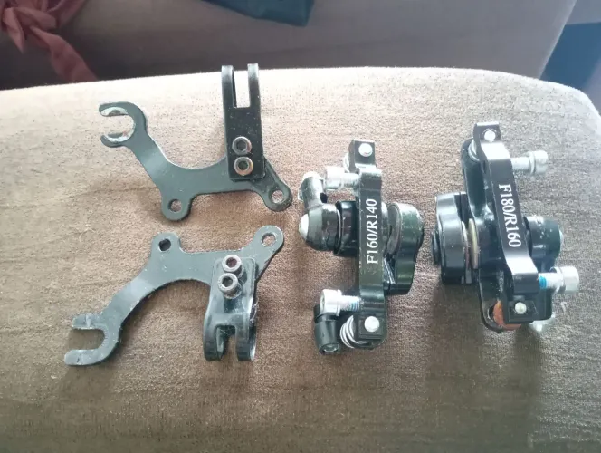 Vendo PAR DE PINÇA FREIO A DISCO E PAR DE ADAPTADOR DE FREIO A DISCO 