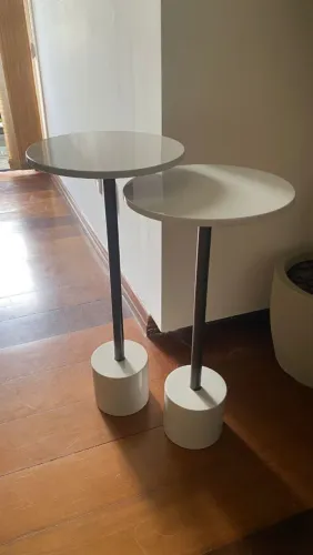 Conjunto com duas mesas lateral