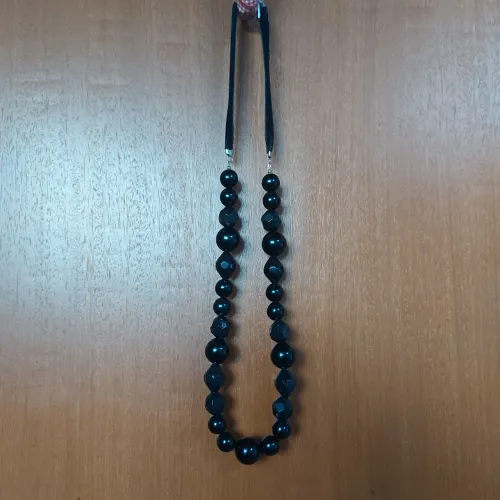Colar vintage preto de contas variadas longo com faixa de camurça.