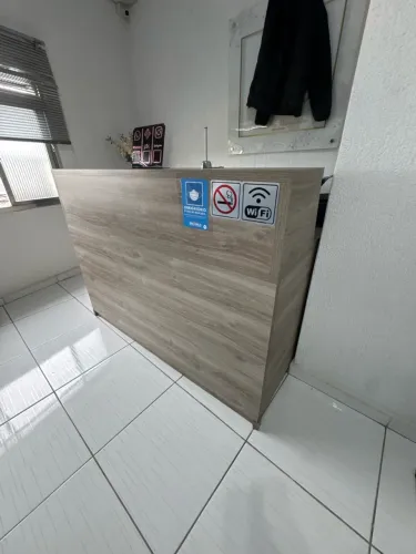 Balcão com gaveteiro, mesa auxiliar e Painel