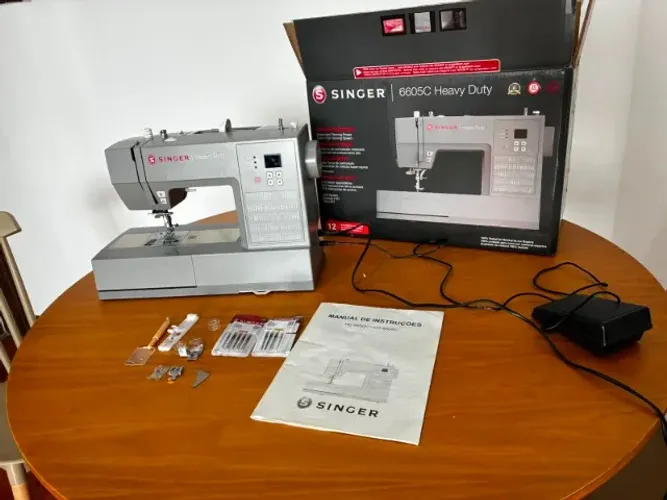 Máquina de Costura Eletrônica Singer Heavy Duty 6605C - Completa na Caixa!