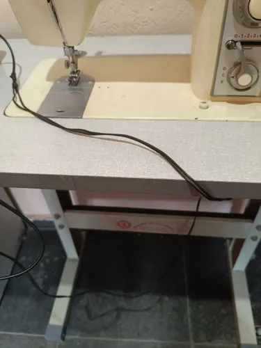 Máquina de costura Elgin Genius antiga funcionando nunca foi no conserto