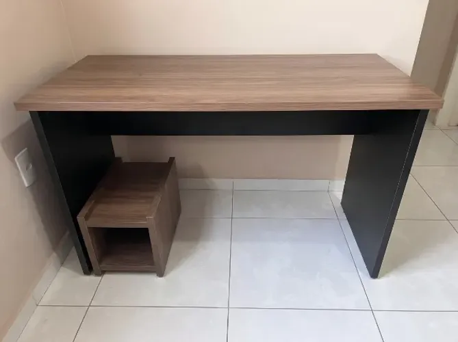 Mesa de madeira mais suporte de computador