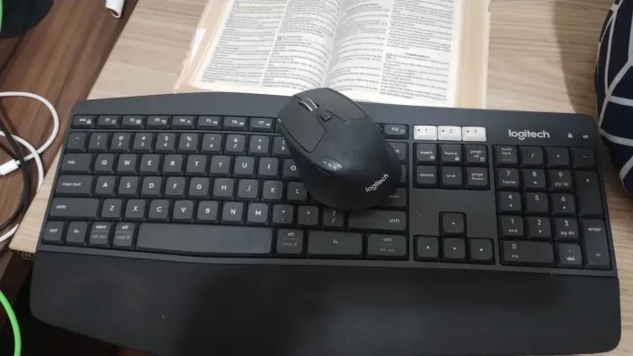 Teclado e mouse Logitech em ótimo estado 