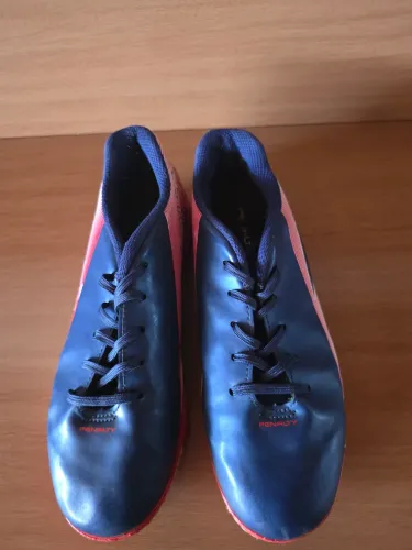 Vendo chuteira de futsal junto com caneleira