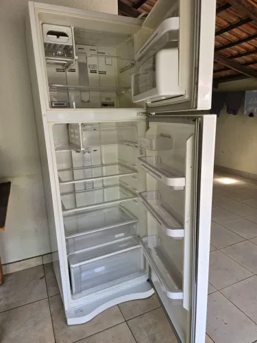 Geladeira Electrolux df 52 frost free 