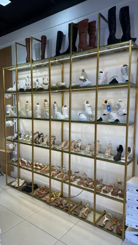 Vitrine para calçados no metalon dourada
