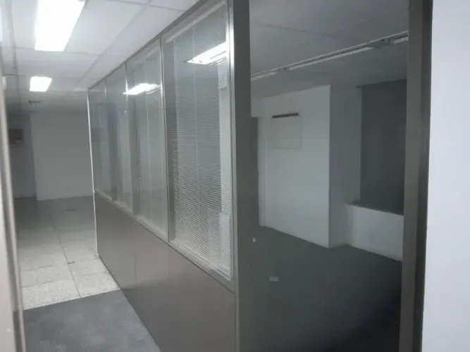 Divisorias MDF + Vidro duplo com persianas