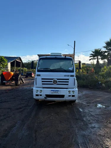 Caminhão caçamba 17-210