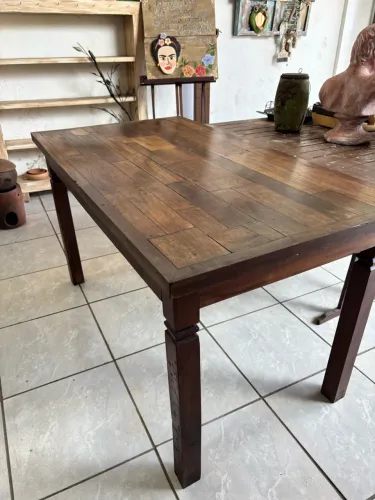 Mesa de jantar de madeira maciça 