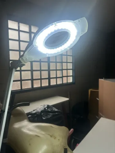 Luminária com luz de aumento