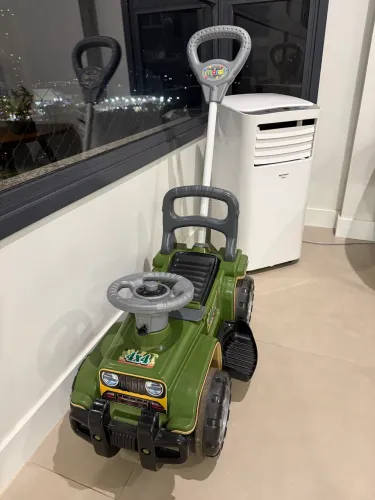 Carrinho Jip militar em ótimo estado.