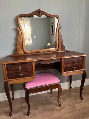 Penteadeira antiga estilo chipandele provençal com banqueta em veludo