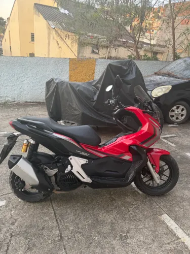 Adv 2024 vermelha nova com apenas 11.000 rodado 