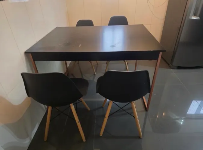Mesa com 4 cadeiras