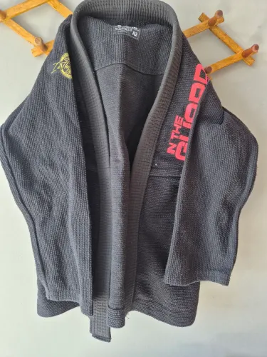 kimono jiu-jítsu in the guard preto