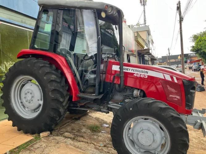 Trator e máquinas agrícolas 