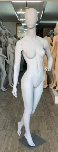 Manequim feminino semi novo