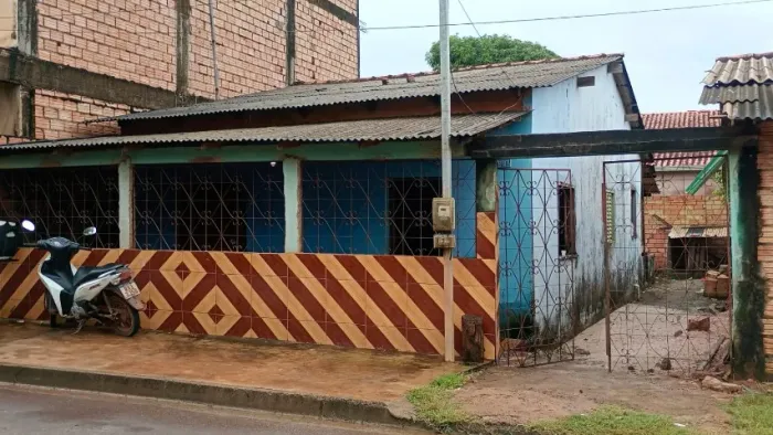 Casa no bairro da Jaderlândia, com três quartos