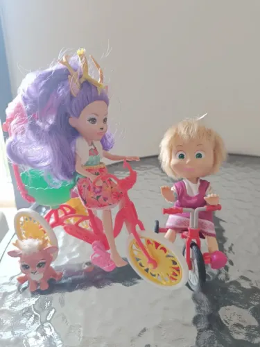 Boneca Enchantimals com Bicicleta Mattel e Boneca Masha com bicicleta