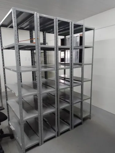 Estante de aço