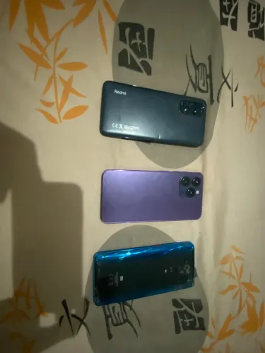 Três celulares estragados para técnicos celulares, reutilizarem peças