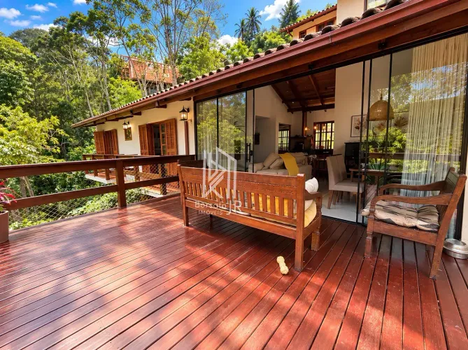 Belíssima Casa Linear em Itaipava Reformada 3 quartos com Suíte e Área gourmet com Piscina
