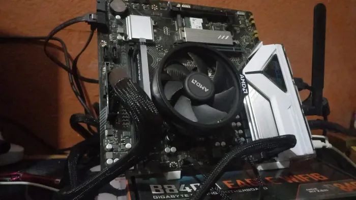 Setup Gamer Completo Ryzen 5 8500G + Odyssey QHD 165Hz + Periféricos