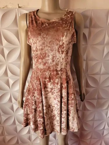 vestido curto de veludo rosa com bolso tamanho M