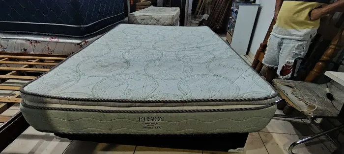 COLCHÃO CASAL DE MOLAS PELMEX USADO R$390