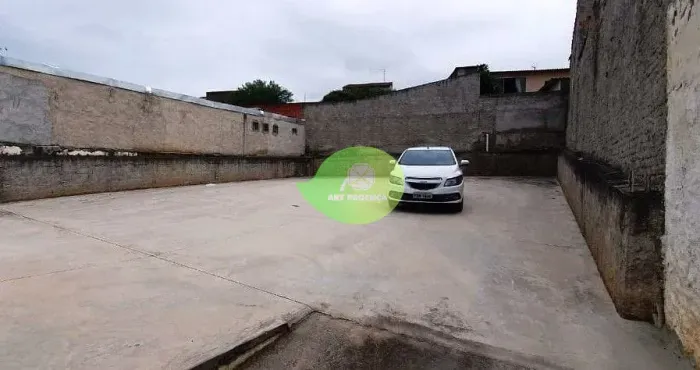 Área c/648m² com 2 saloes comerciais, 2 casas c/2 ds e terreno amplo nos fundos R$1.100.00