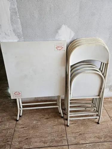 Jogos de mesa com 04 cadeiras de ferro 