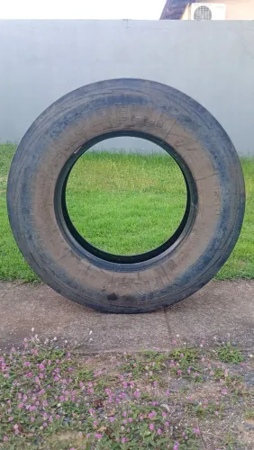 Vendo um pneu 275/80R22.5 Pirelli