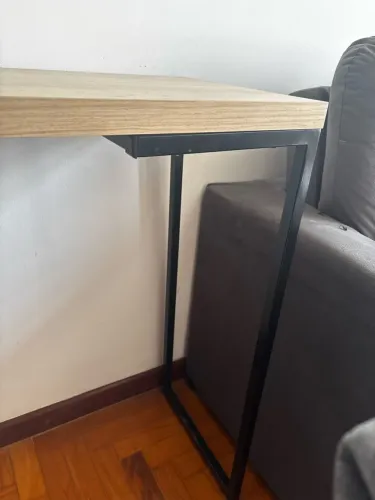 Mesa Alta Industrial de Madeira Clara com Estrutura Preta