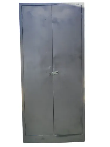 Armário de aço com 2 portas, 3 prateleiras internas e tranca pra cadeado.