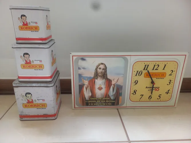 3 latas e 1 relógio antigos koerich