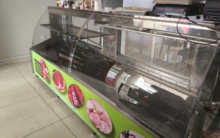Balcão de 3 metros refrigerado com 15 bandeijas de inox e gancheira