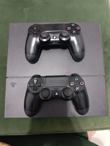 PS4 slim, HD 500 + 2 controles.