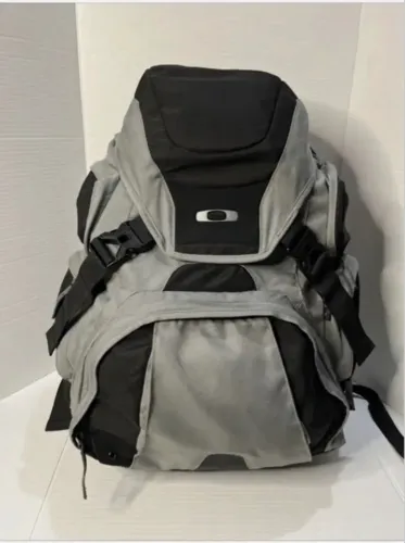 Mochila Oakley - Preta e Cinza