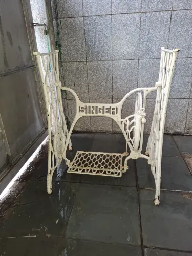 Base de Máquina de Costura Antiga Singer em Ferro - Vintage