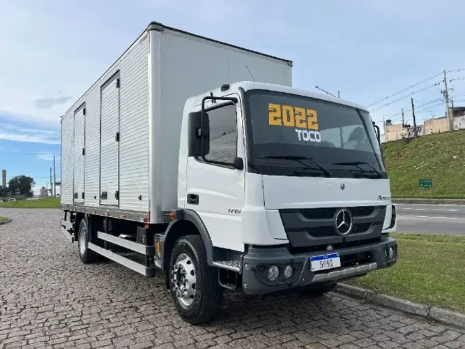 MB Atego 1719 ano 2022/22 - Mercedes Benz - Caminhão toco 4X2 - Completo - Baú 6,80 metros
