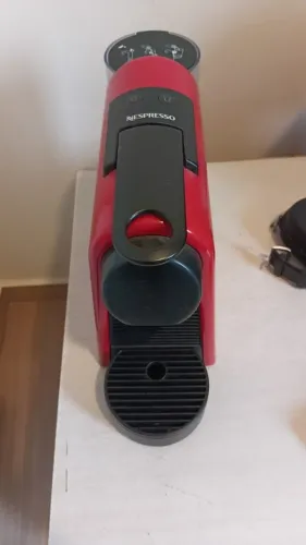 cafeteira nesspresso essenza mini